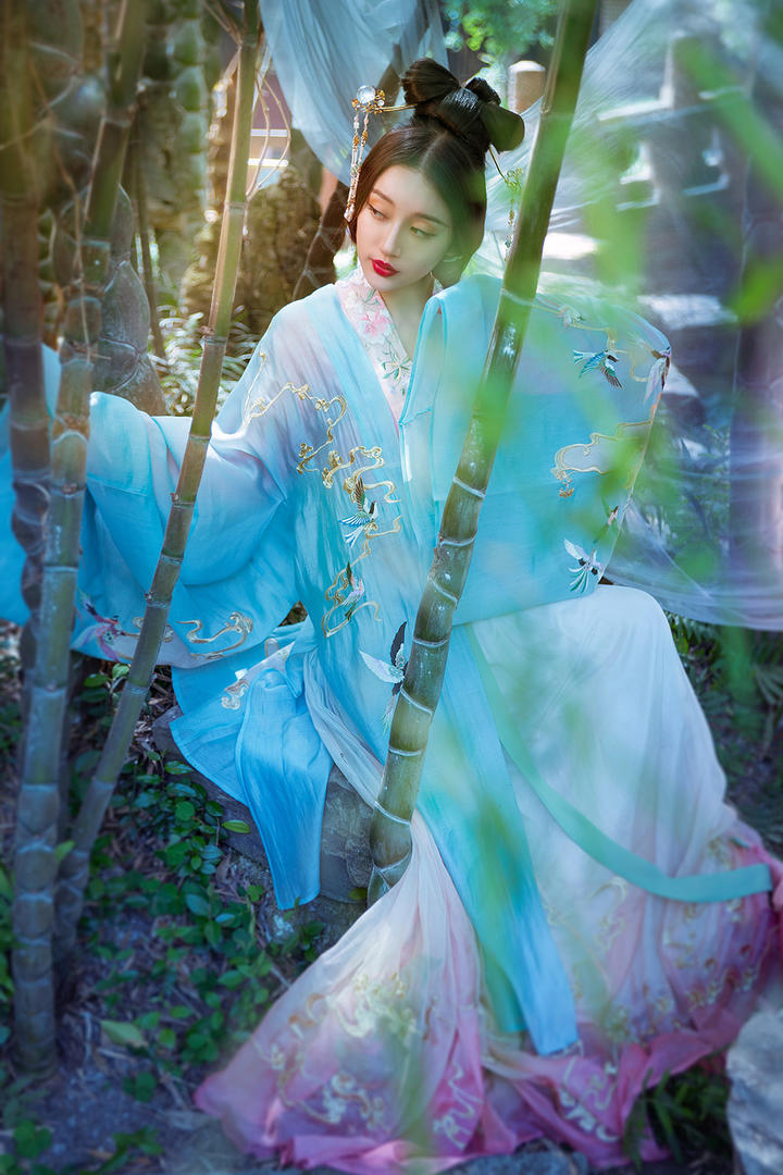 竹林里的高清古装美女艺术写真图片