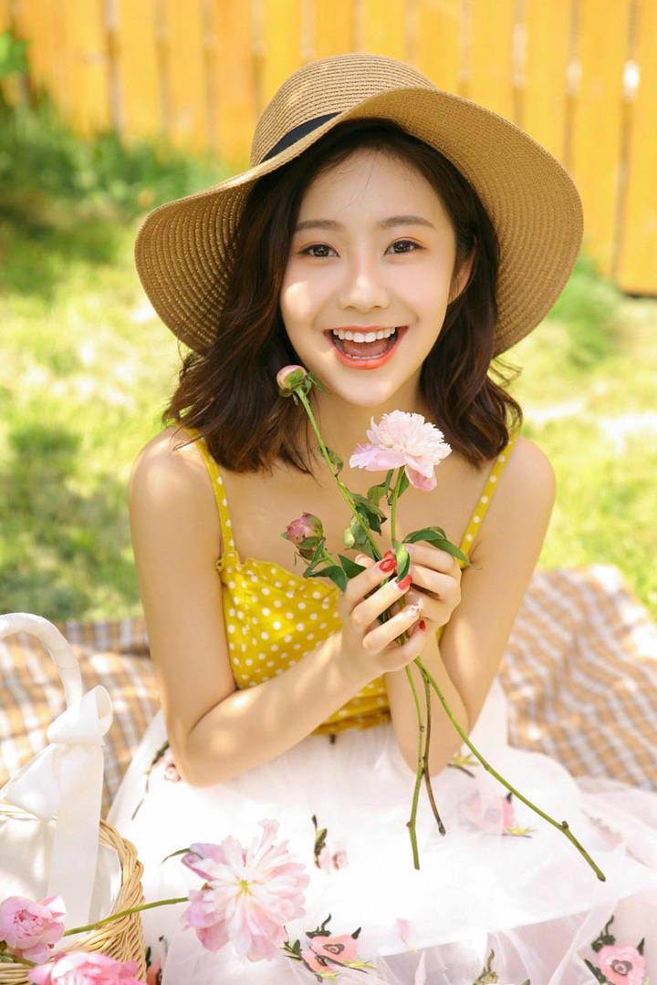 手拿鲜花的清纯美女