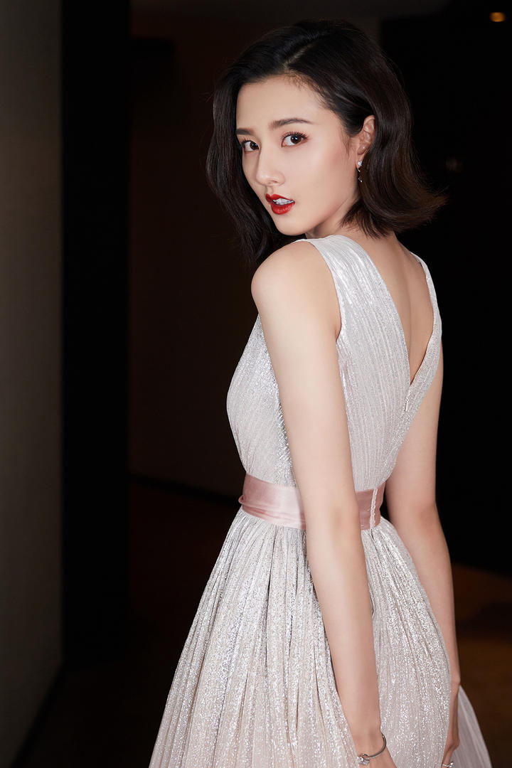 高清短发美女明星宋祖儿回眸一笑写真图片