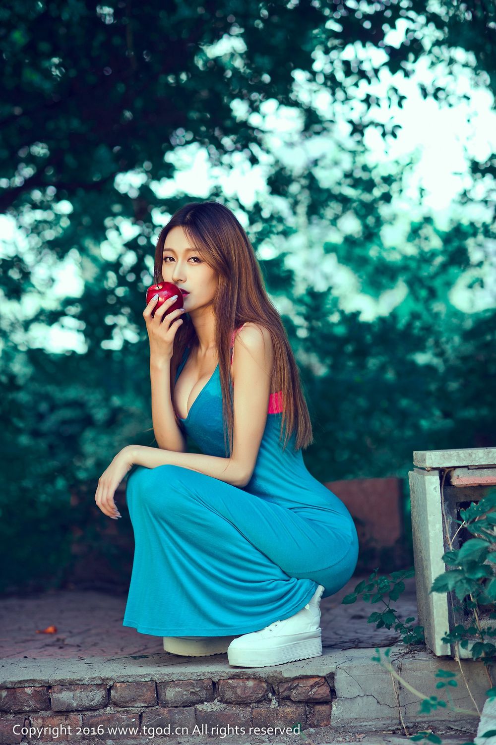 推女神美女模特耿晶素色长裙&圆润翘臀波涛胸涌邂逅写真