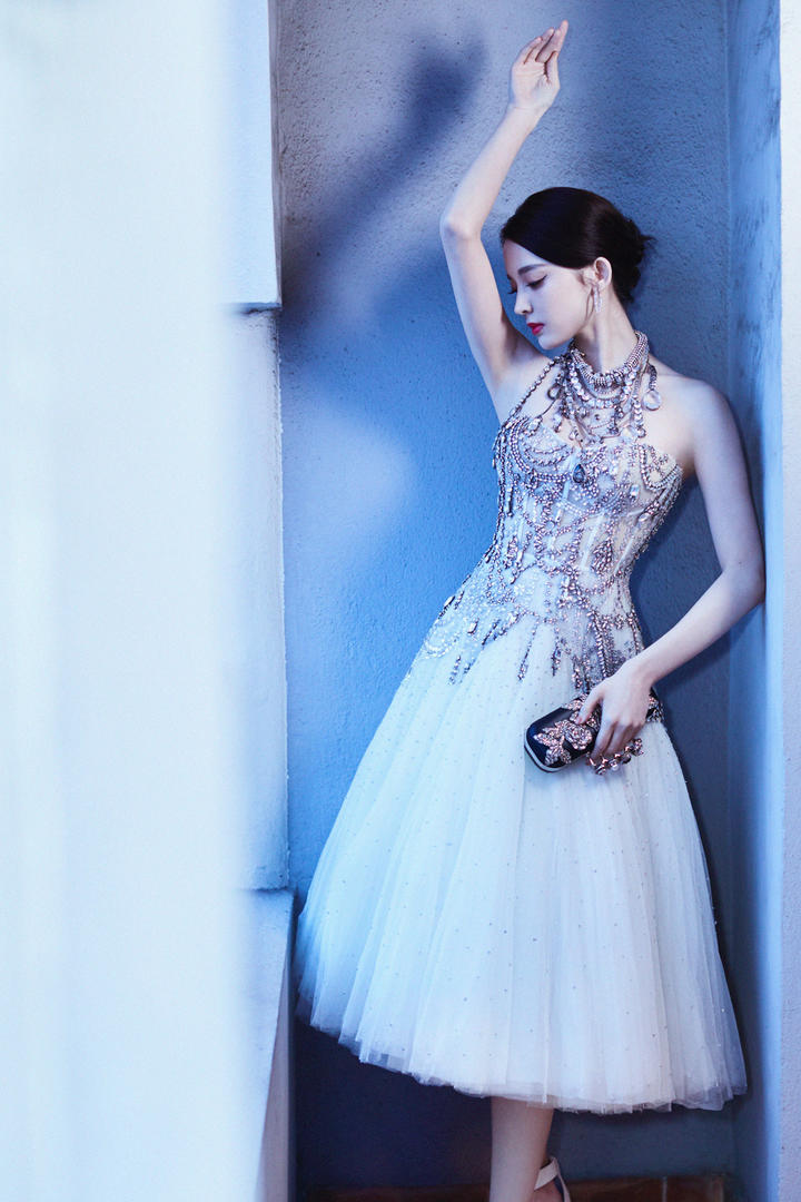 举起手的气质美女明星古力娜扎图片