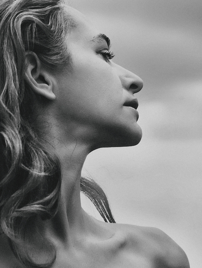 复古单色调美女人像写真摄影图片