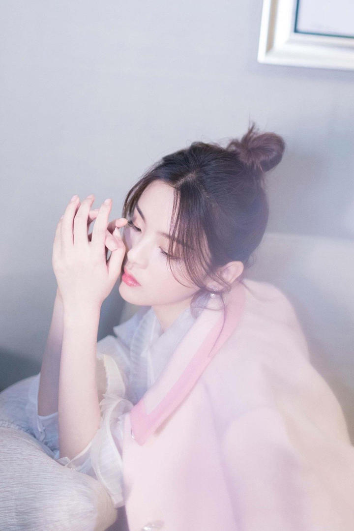 思考中的美女明星杨超越