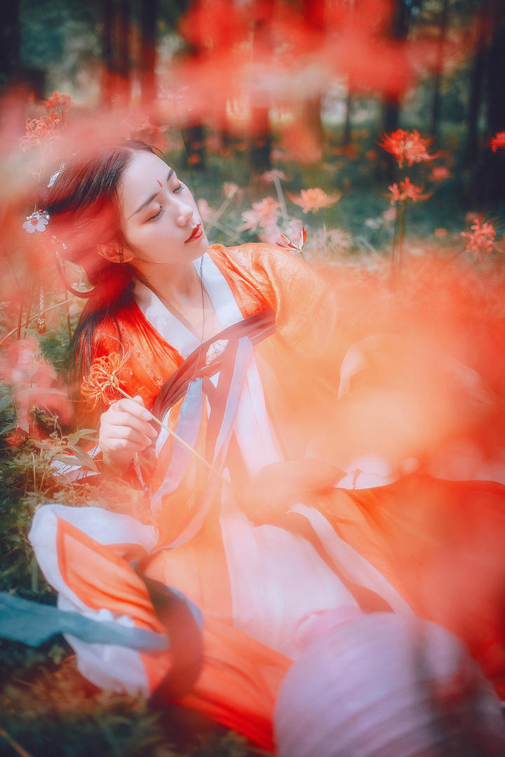 花丛中的古装小美女