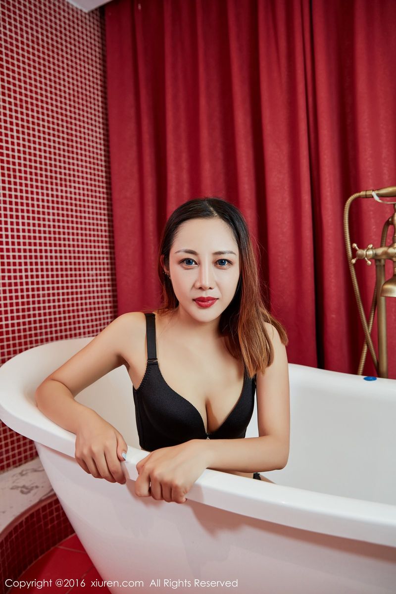 秀人网新人嫩模沐沐baby黑丝美腿浴室内衣诱惑首套写真