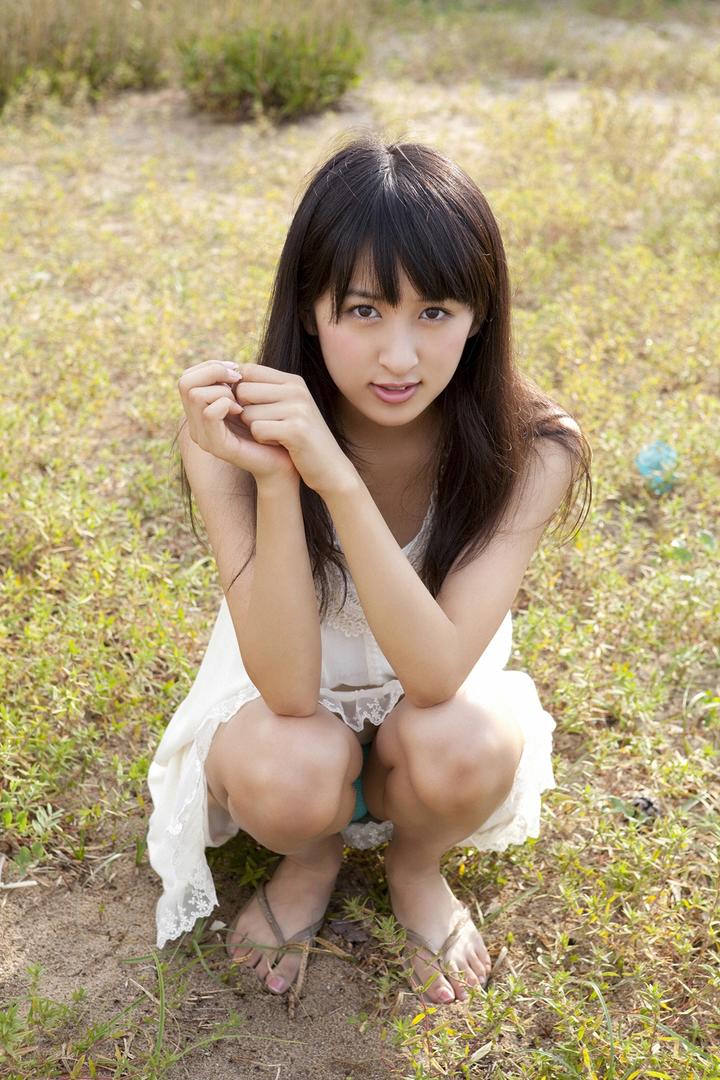 蹲在草地上的日本清纯女生图片