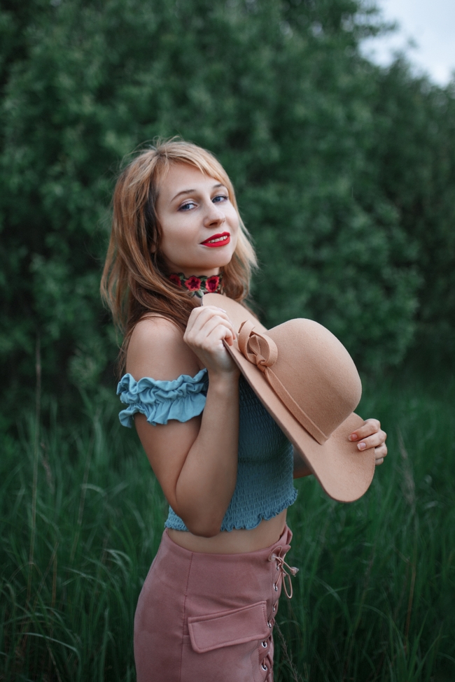 户外性感美女模特人体写真艺术图片