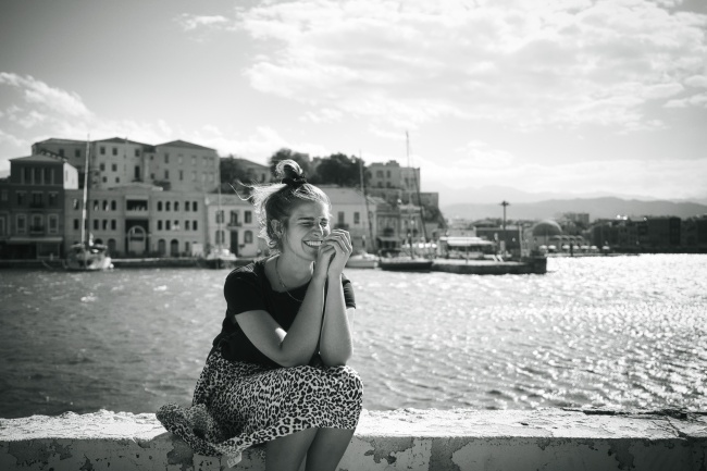 坐在河边的美女图片