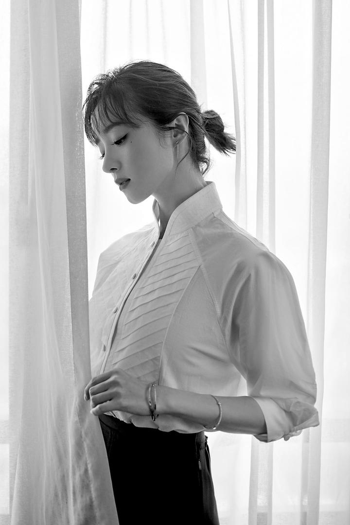 美女明星胡冰卿黑白艺术写真