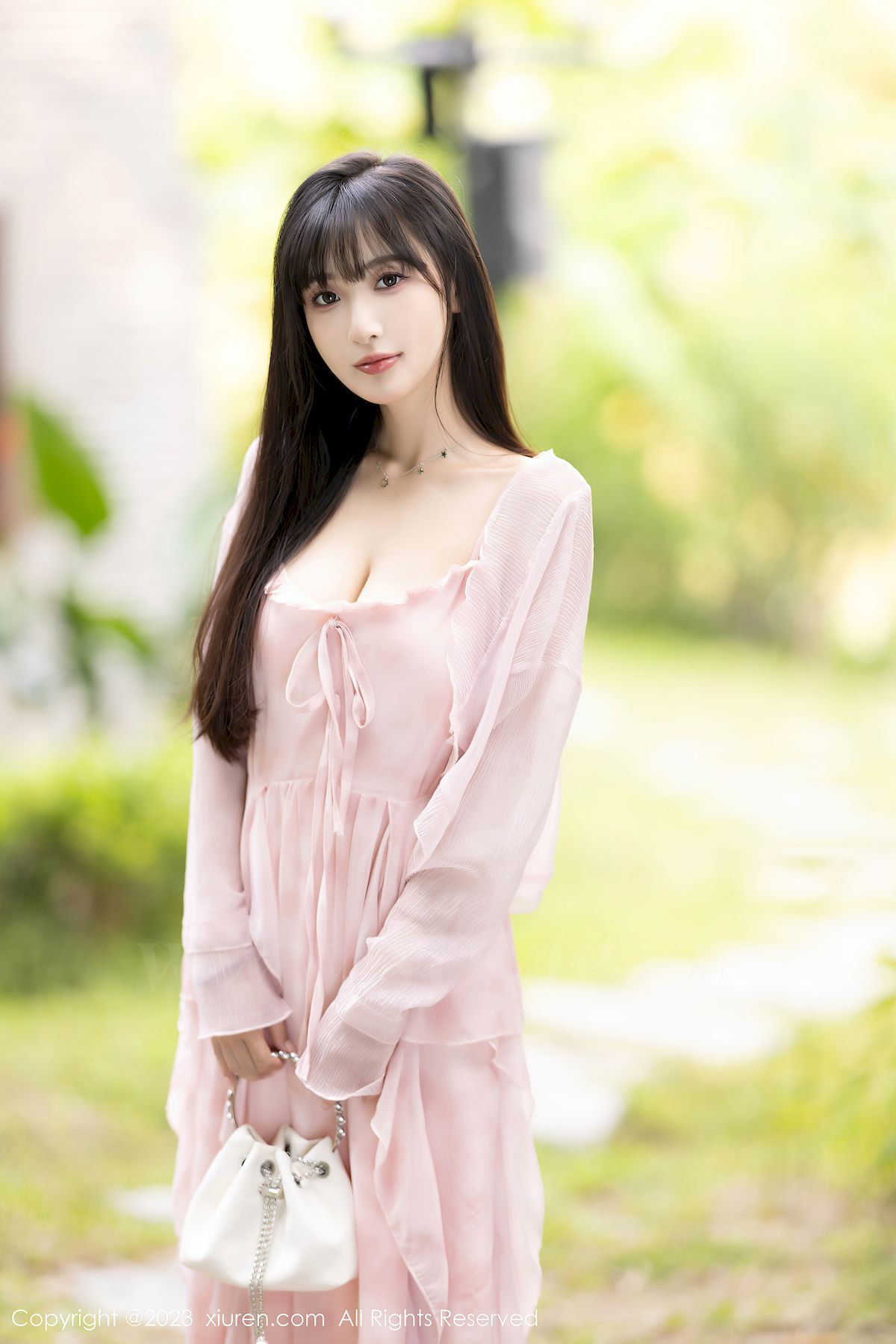 秀人网美女模特林星阑粉色长裙搭配粉色丝袜安吉旅拍