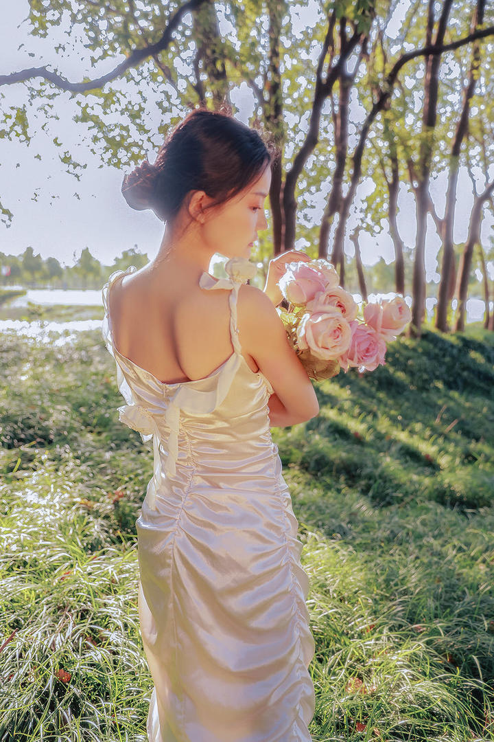 阳光下的高清唯美女生户外摄影写真图片