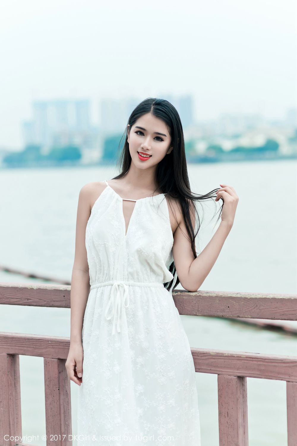 御女郎美女化妆师阿宝宝纯情少女美胸翘臀首套写真