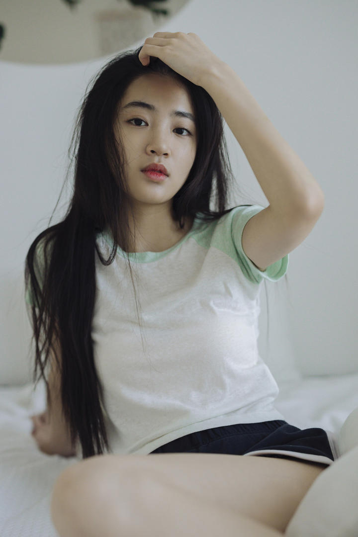 清纯女孩闺房私拍写真图片