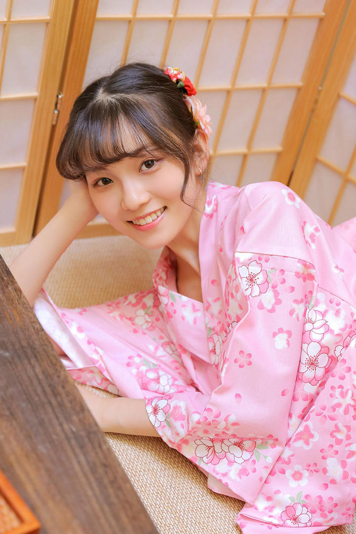 躺在地上的极品清纯和服美女图片
