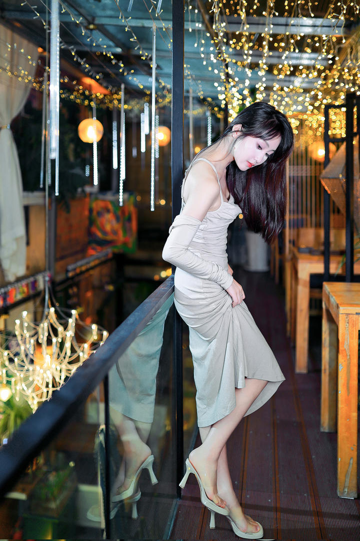 靠在栏杆上的长裙气质女神国产美女高清壁纸图片