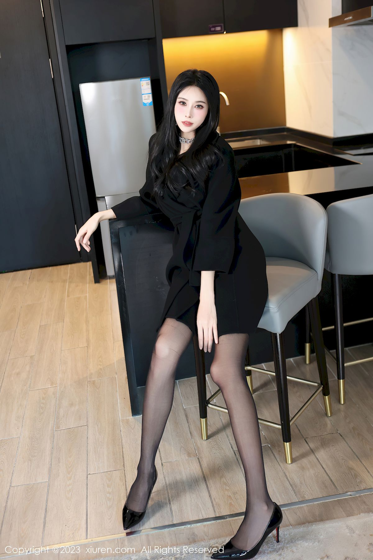 秀人网美女模特草莓mm黑色外套搭配魅惑黑丝性感写真