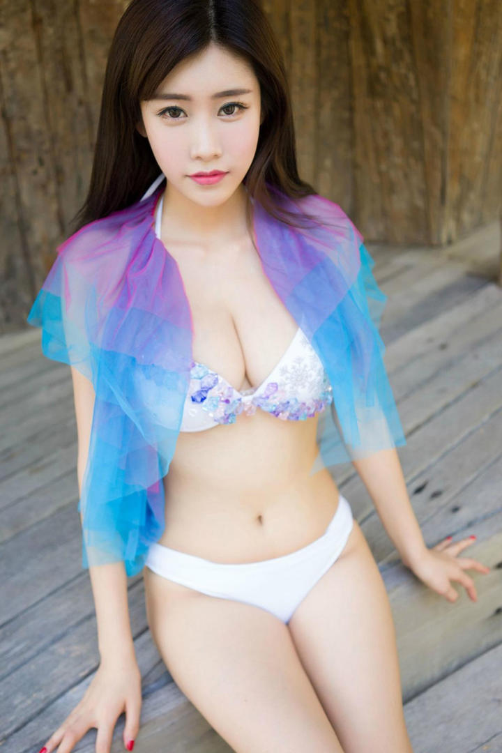 穿泳装的性感小美女图片