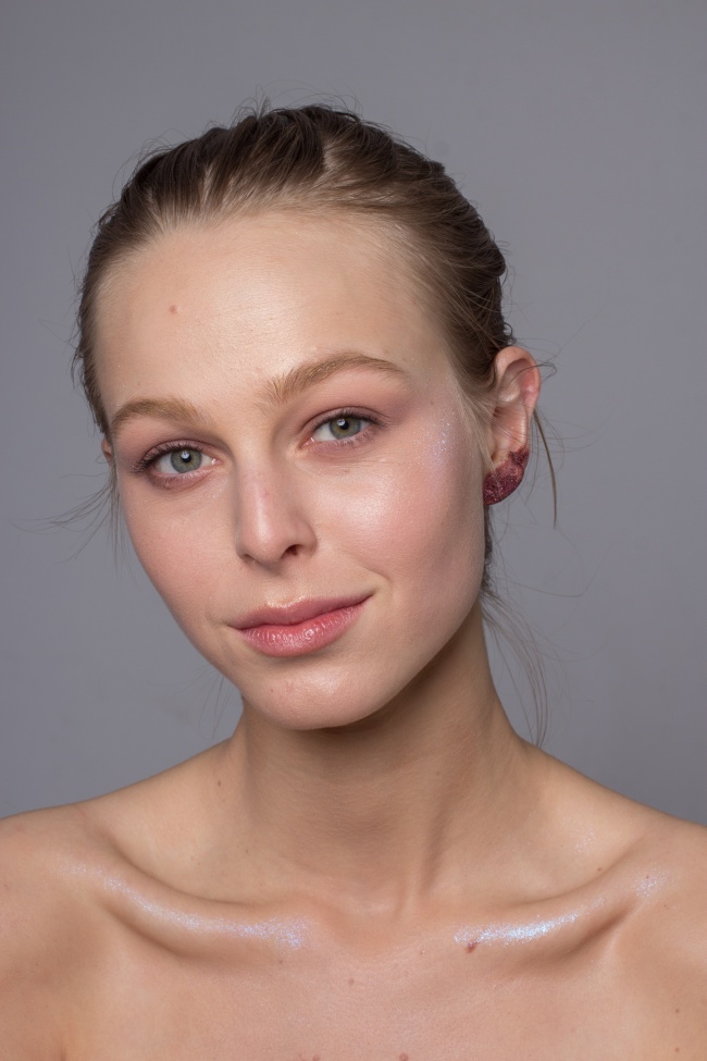 性感裸肩锁骨美女图片