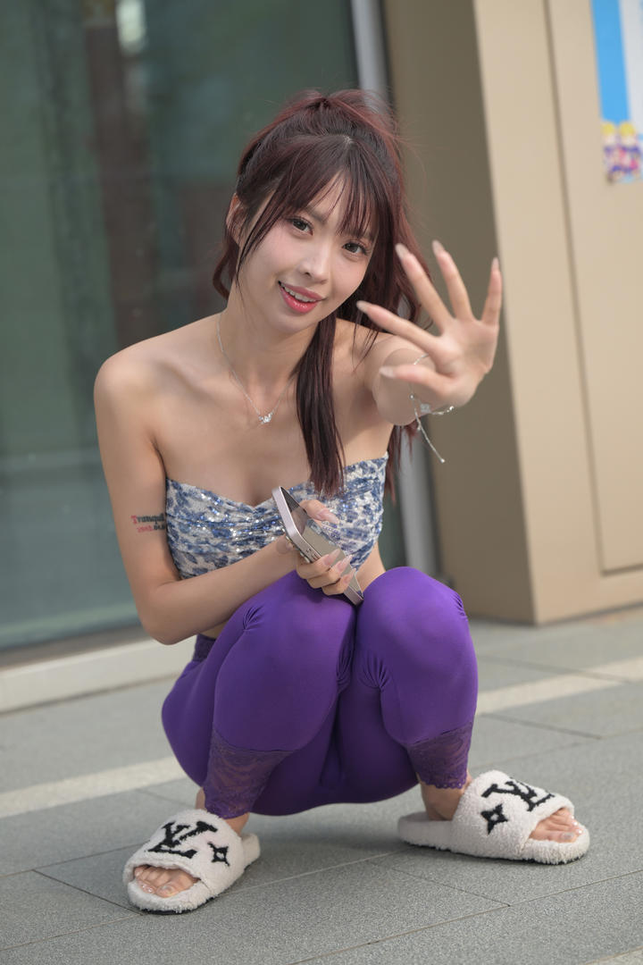 中国街拍紫色瑜伽裤美女嫩模尴尬唇痕图片