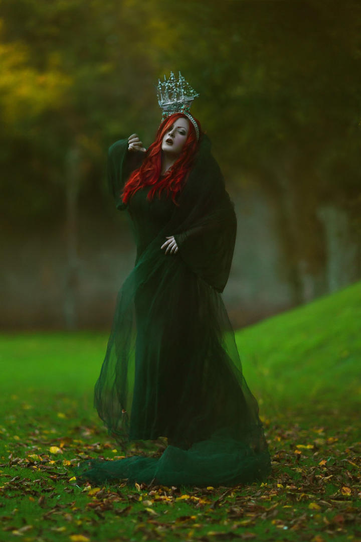 戴着皇冠的欧美话剧美女女王艺术人像摄影图片