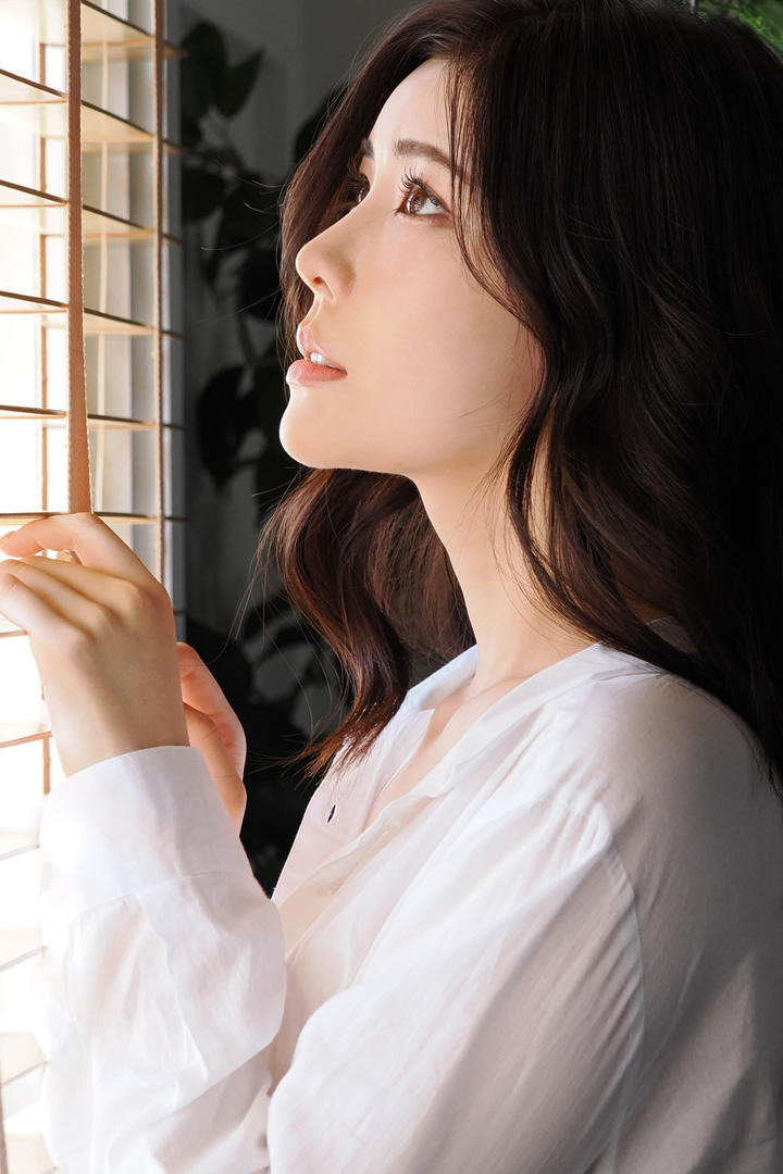 日本卷发气质美女人像摄影写真图片