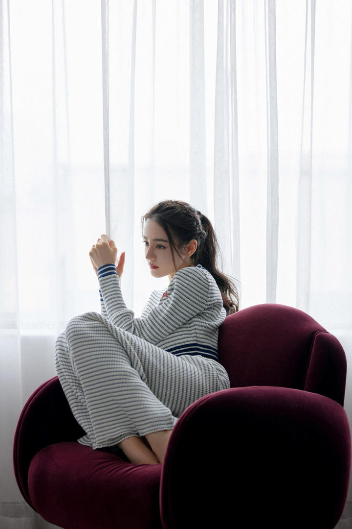 坐在沙发上的高清美女明星迪丽热巴图片