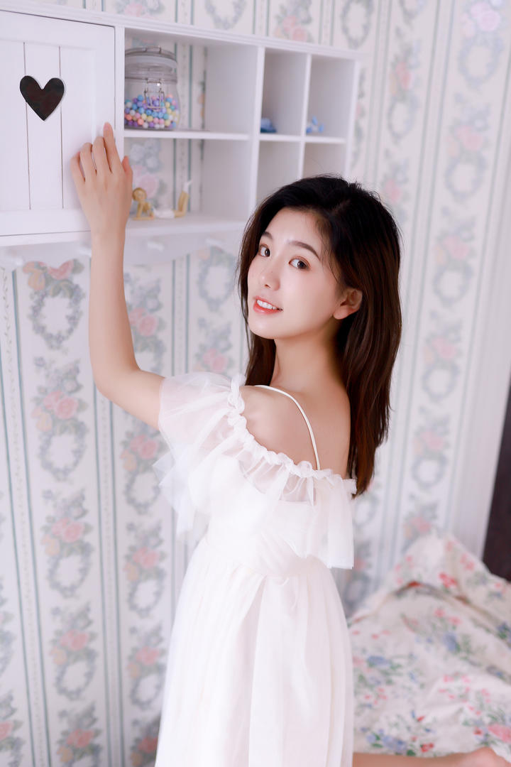 收拾房间的清纯可爱女孩闺房写真壁纸图片