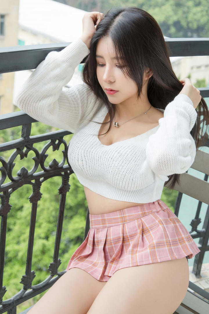 拨弄头发的极品丰满美女超短裙诱惑图片