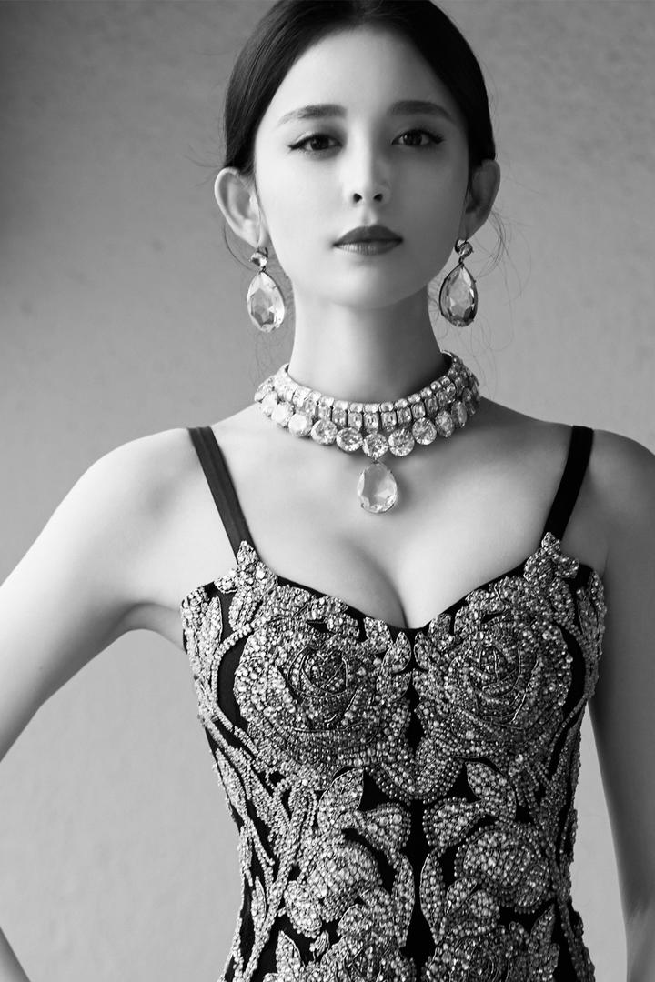 中国美女明星古力娜扎黑白写真图片