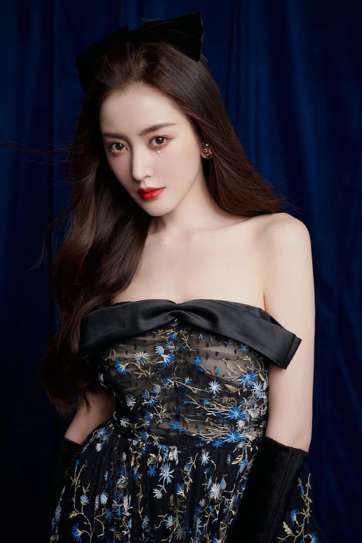张天爱性感迷人黑色香肩写真图片