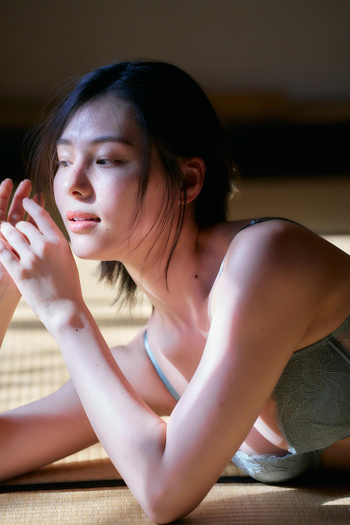 日韩精品女优性感内衣写真套图