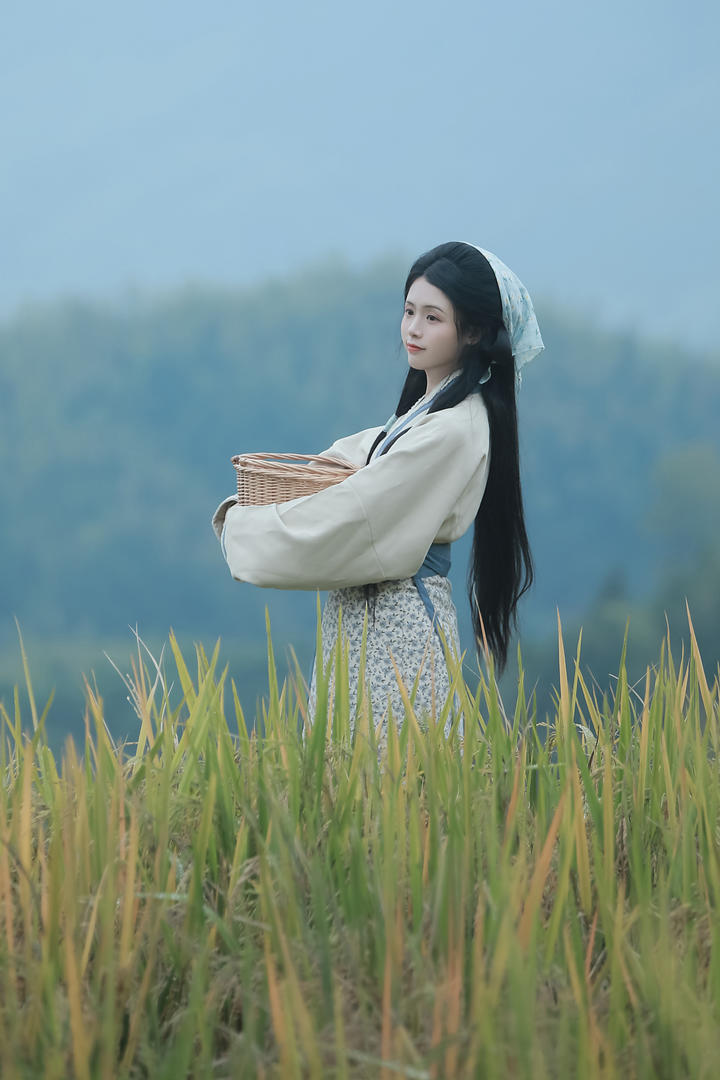 抱着竹筐的清纯古装小美女唯美摄影图片