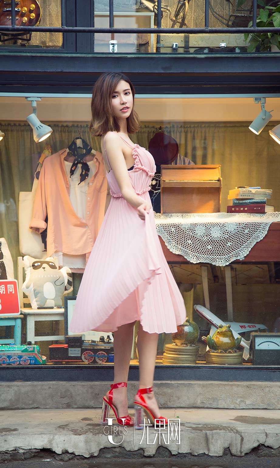 尤果网美女模特田小燕粉色长裙牛仔裤纤细腰身街拍