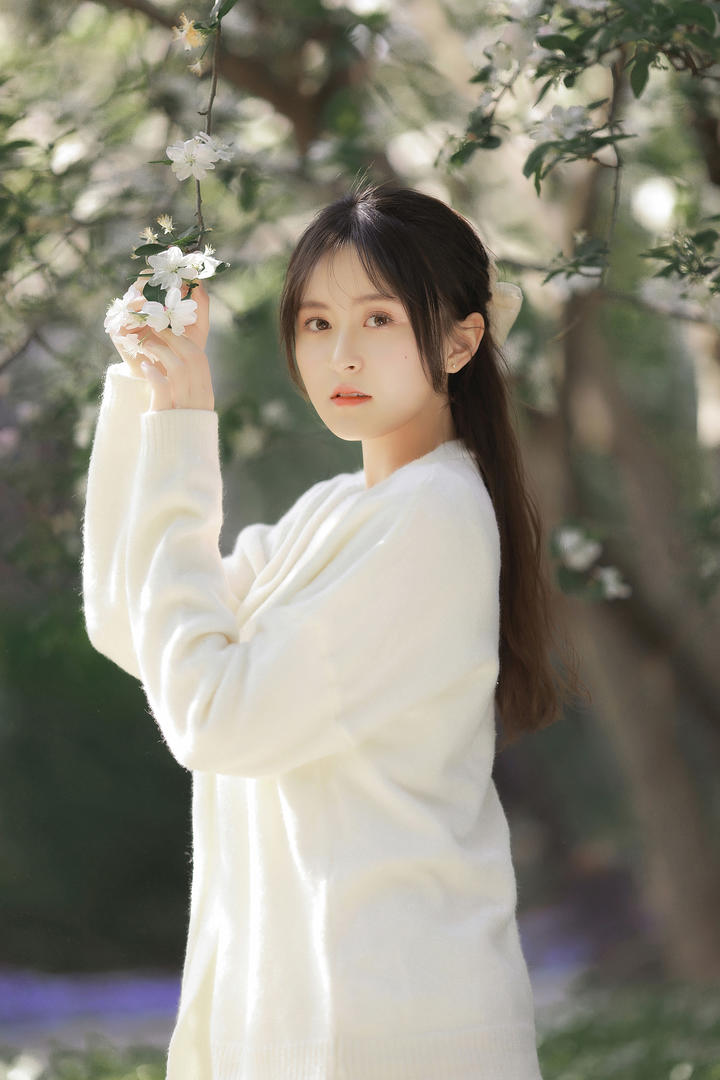 赏花的清纯可爱女生壁纸高清图片