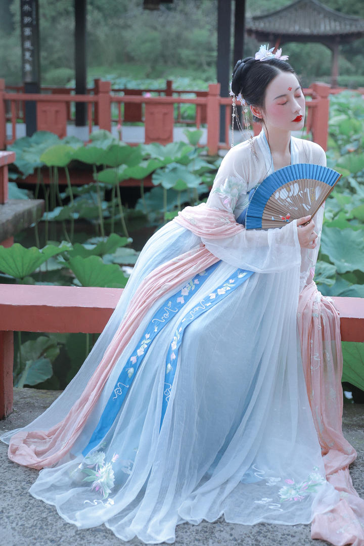 荷花池边的古风头像女图片
