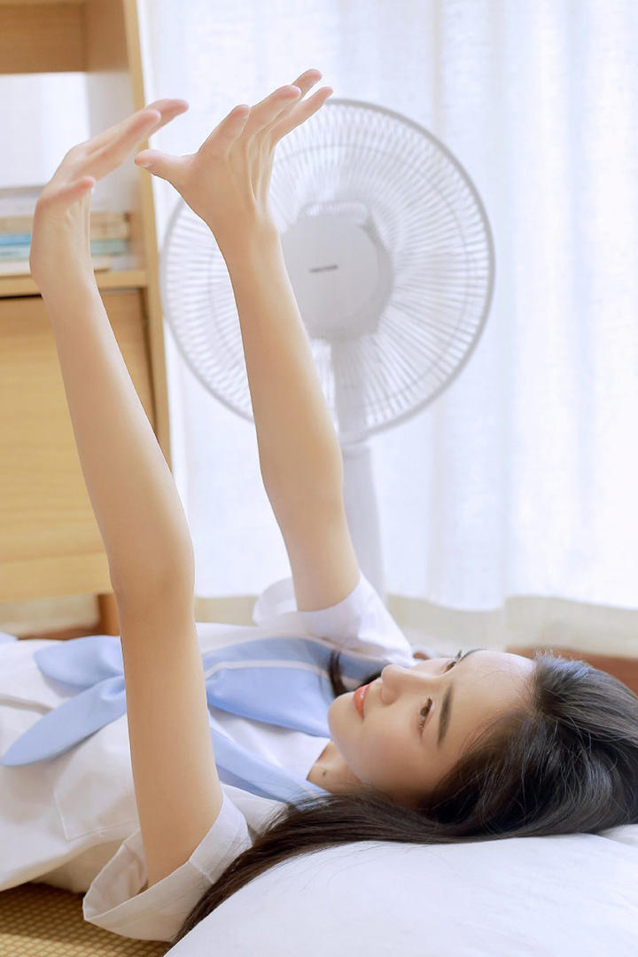 举起双手的青春美少女图片