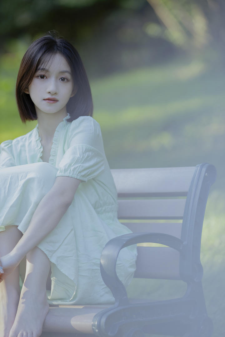穿浅绿色长裙的清纯可爱女生唯美写真图片