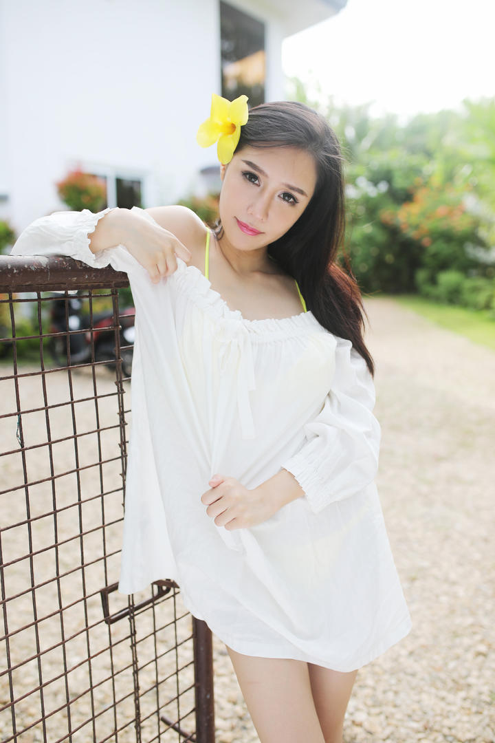 头上戴着花朵的高清清纯美女图片