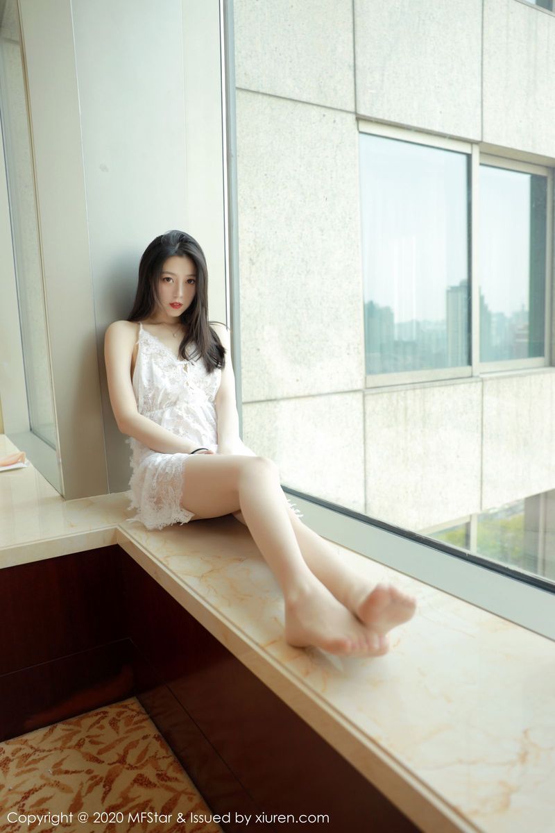 模范学院新人模特言沫丝袜美腿苗条身材精致可人性感写真