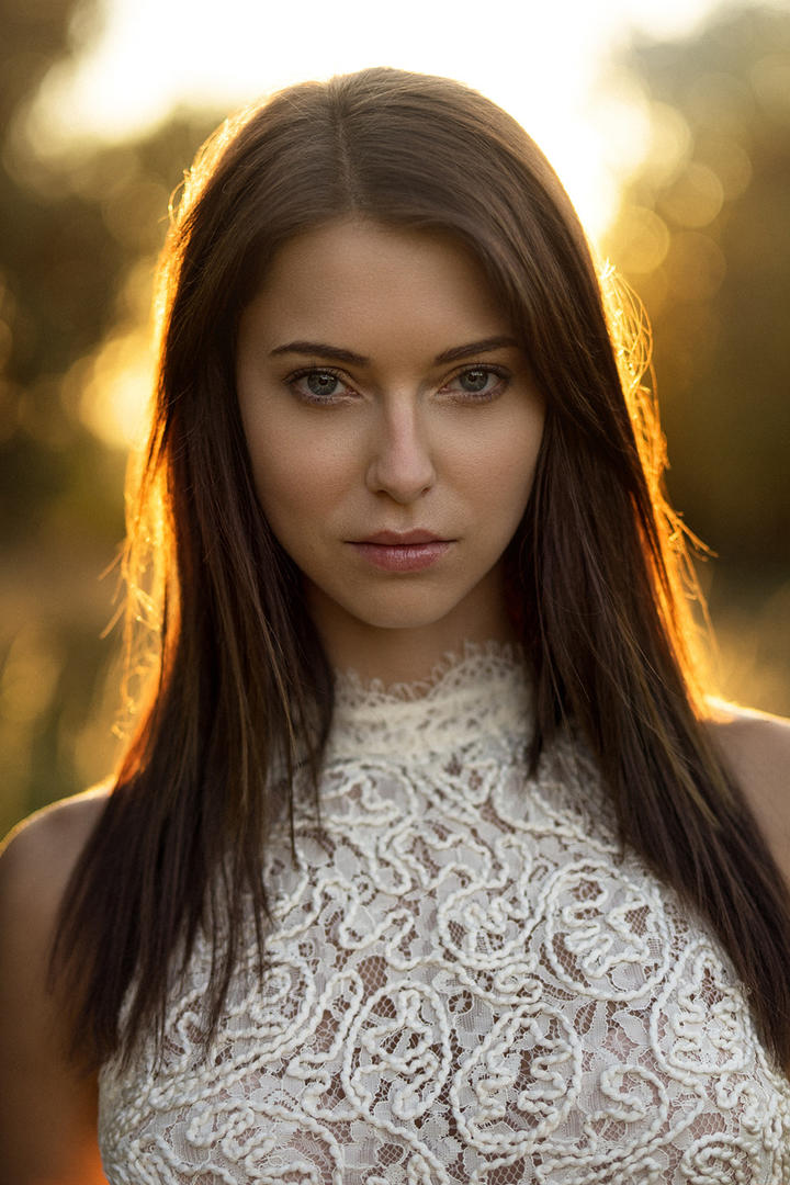 夕阳下的欧美气质美女写真