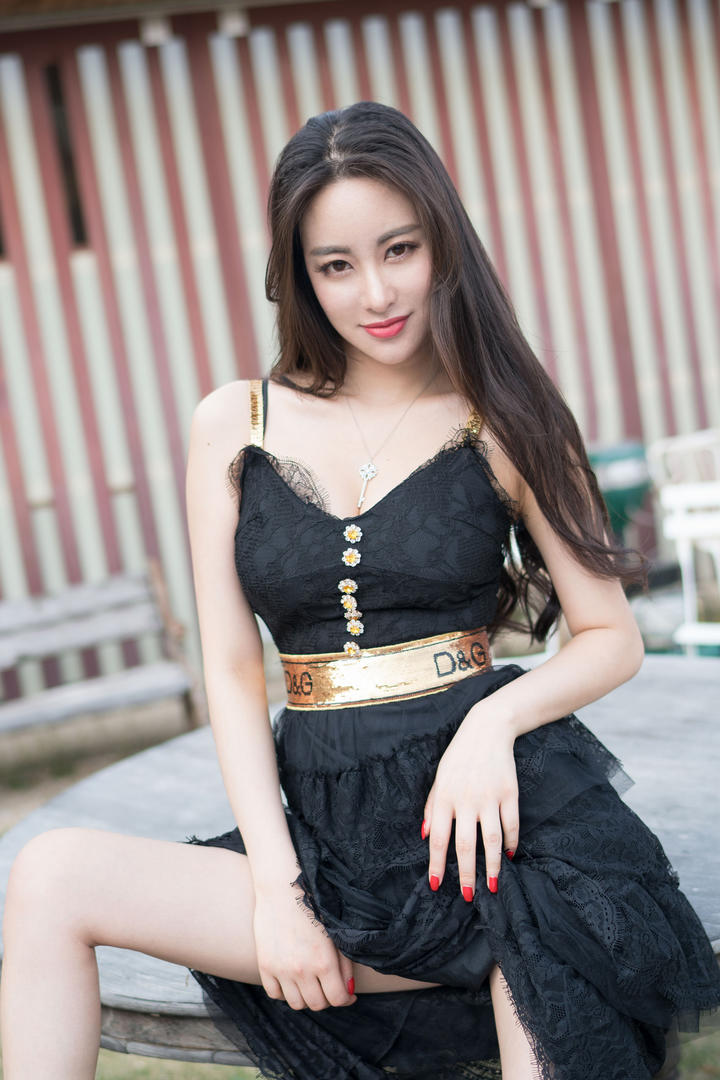 坐在椅子上的高清美女户外写真图片