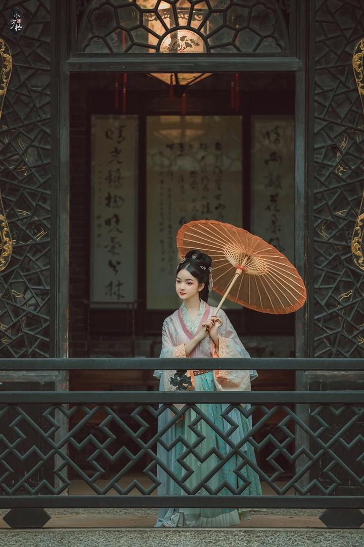 打着伞的清纯古装美女艺术写真图片