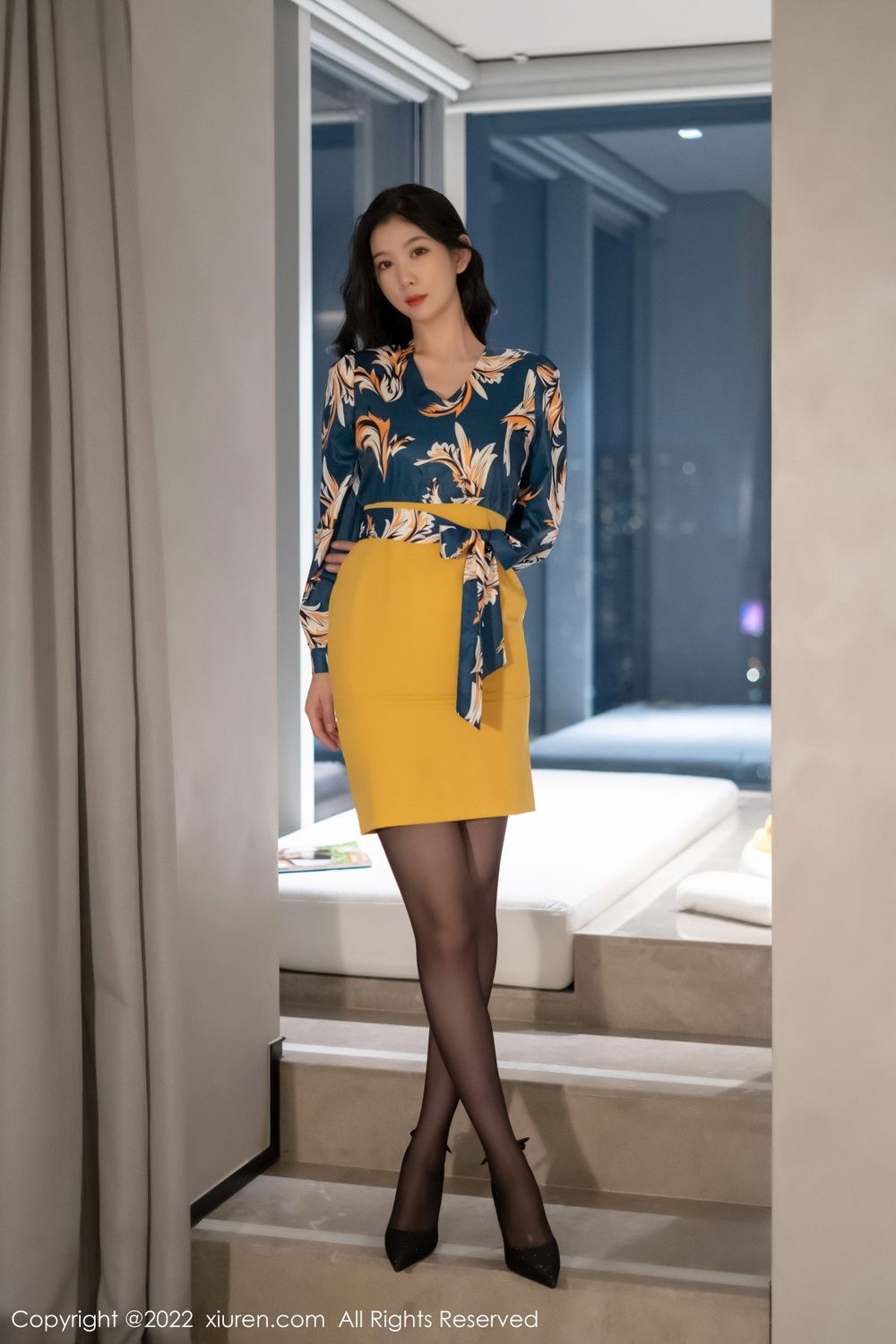 秀人网美女模特李雅柔蓝色上衣搭配黄色短裙黑丝系列写真