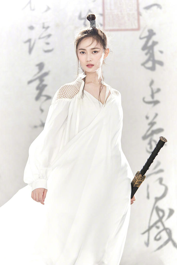 持剑的古装美女明星陈钰琪艺术写真图片