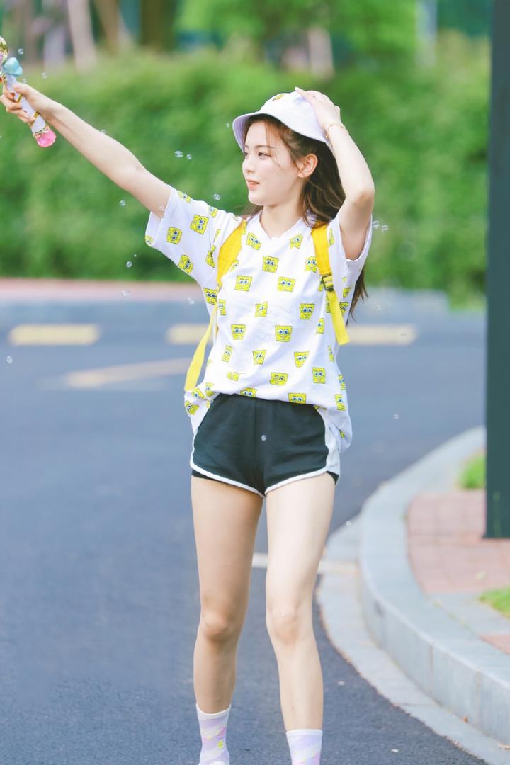 内地女星杨超越街头吹泡泡写真图片