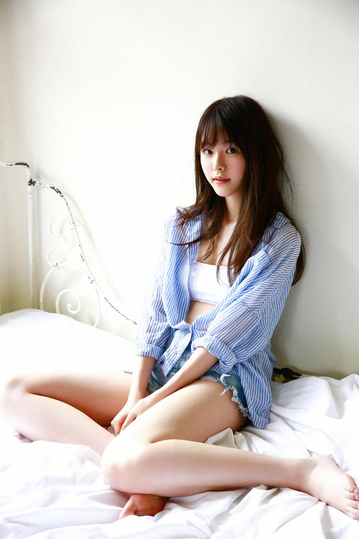 坐在床上的高清日本清纯美腿美女图片