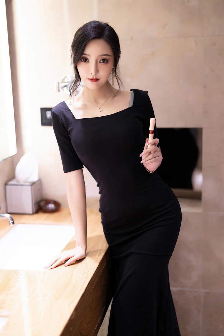 拿着口红的131美女图片王馨瑶性感美女美照图片