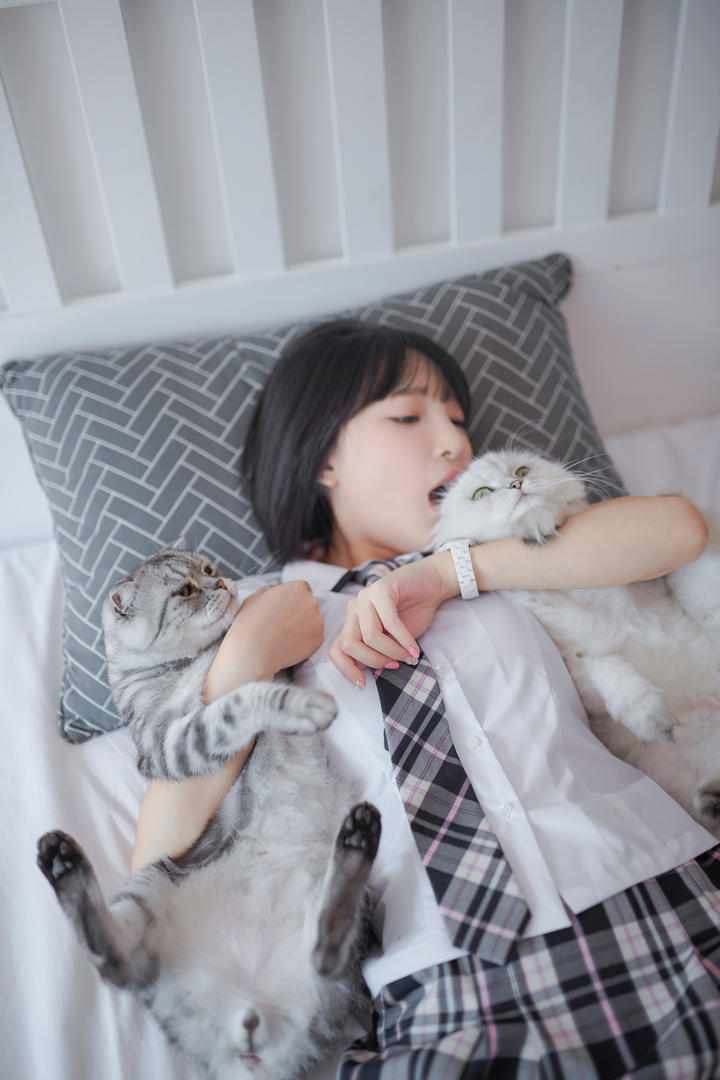 「猫と制服少女」日本JK写真集：短发美女的撸猫姿势与穿搭灵感库​