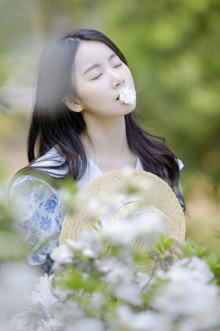 亲吻鲜花的高清美女壁纸图片大全