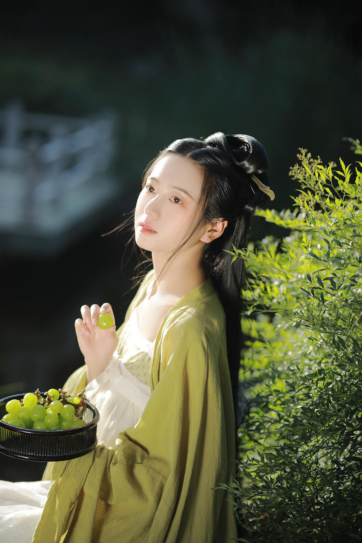吃葡萄的清纯古风汉服美女艺术照图片